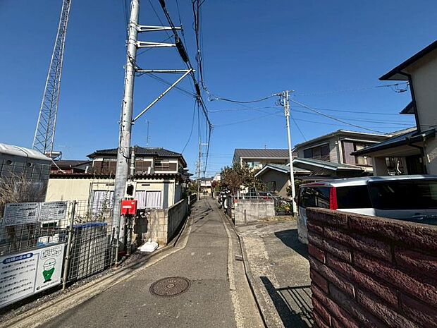 前面道路は約4ｍございますので、毎日のお車の出し入れもストレスなく行えます。（2025.11.7撮影）