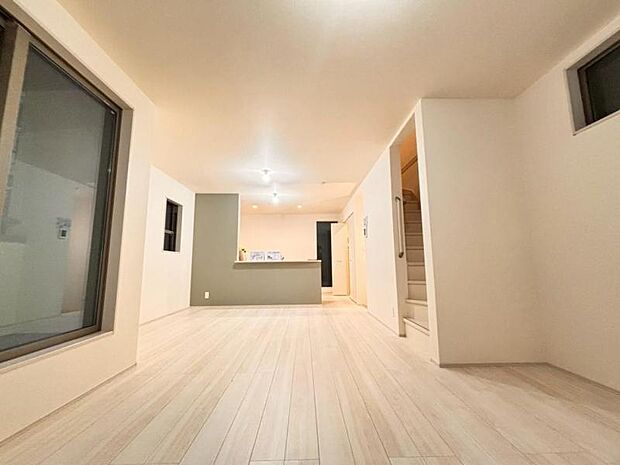 くつろげるリビングは話に夢中になりすぎて、ついつい時間を忘れてしまう。そんな束の間の幸せを感じさせてくれる場所です。