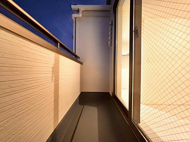 風の通り道。舞い込んでくる風が優しく躍り、室内に爽やかな空気を運んでくる。そこに季節の息吹を感じて、いまがどんな季節なのかを実感する。