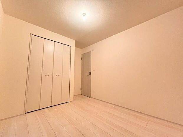 家族個々の安らぎの空間。誰もが好みで飾れるシンプルな室内に仕上げてあります。