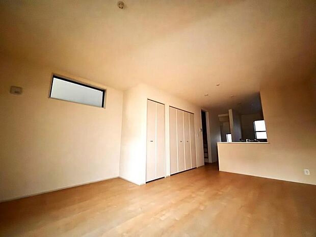 ソファーやダイニングテーブルを置いてもゆとりのある広々リビングです。ご家族みなさんで寛げる空間をぜひ現地で体感してみてください。（2025.10.13撮影）