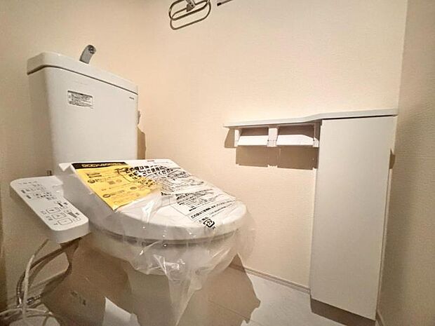 ウォシュレット付きのトイレ。落ち着いた空間で安らぎのひとときをお過ごしいただけます。（2025.10.13撮影）