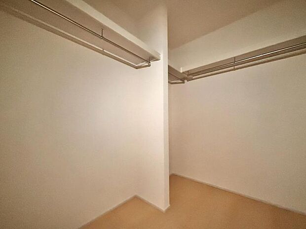 たくさんの洋服をかけることができる収納力と取り出しやすさが魅力のWIC。スーツケース、ストック品など何でも収納できる嬉しい空間です。（2025.10.13撮影）