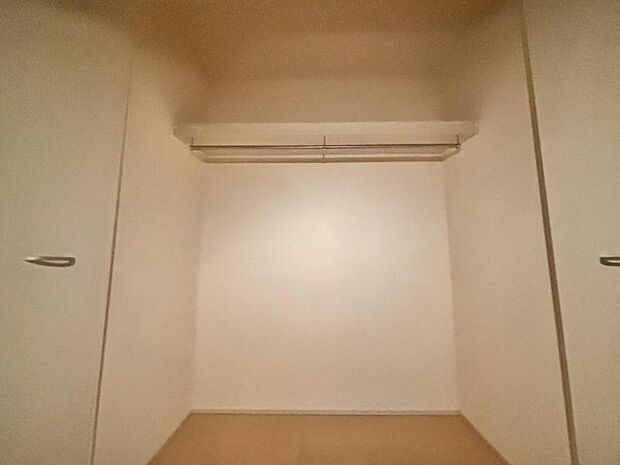 クローゼットには棚やハンガーパイプが付いており、スーツや上着などがスッキリ収納可能です。（2025.10.13撮影）