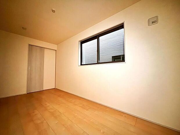 広々したストレージルームは、充分な収納スペースを確保しており、多目的にお使いいただける便利な空間です。（2025.10.13撮影）