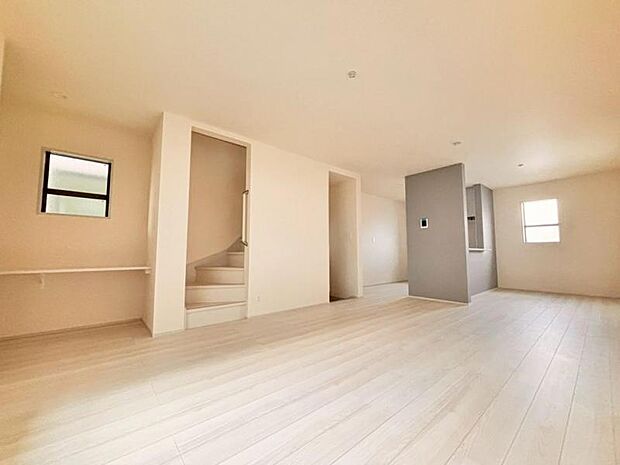 動線を繋ぐリビングイン階段で開放的な室内に挨拶の声が元気に響きます。(2025.10.10撮影)