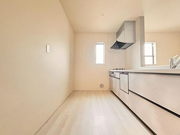 広々としたキッチンスペース。食洗機と浄水器が付き、収納力のあるキッチンは料理が捗ります。(2025.10.10撮影)