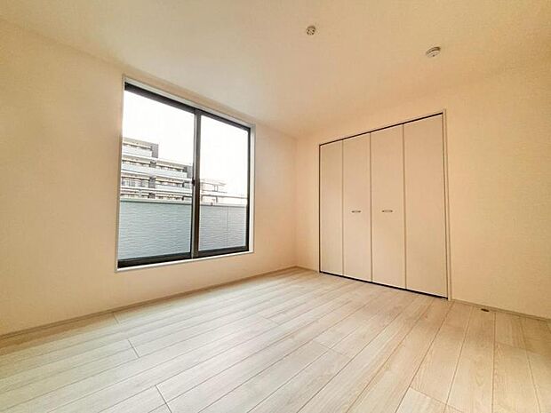 大きな窓からたっぷりと陽光が注がれる明るい空間。一日の疲れをいやしてくれる主寝室。(2025.10.10撮影)