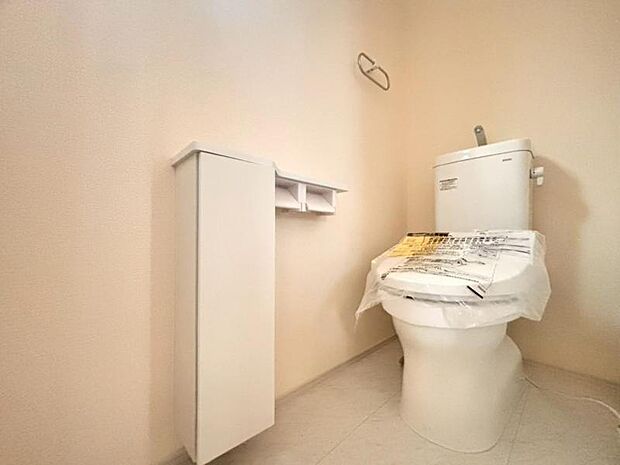 清潔感溢れるトイレ。落ち着いた空間で安らぎのひとときをお過ごしいただけます。