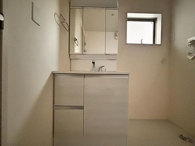 三面鏡の付いた洗面化粧台は、鏡面裏側にも機能的な収納を配置。普段使いの洗面小物やスキンケア用品などが衛生的に保管できます。(2025.10.10撮影)