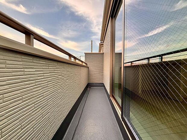 陽の光に照らされるバルコニーを、爽やかな涼風が吹き抜けていきます。