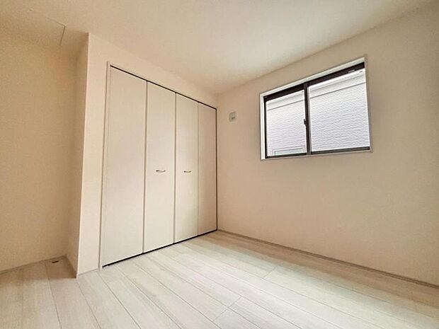 住まう方自身でカスタマイズして頂けるように「シンプル」にデザインされた室内。自由度が高いので家具やレイアウトでお好みの空間を創り上げられます。(2025.10.10撮影)