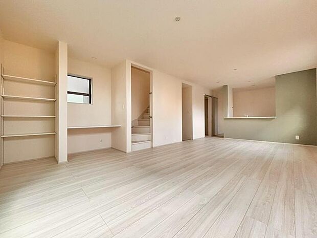 ソファーやダイニングテーブルを置いてもゆとりのある広々リビングです。（2025.10.10撮影）