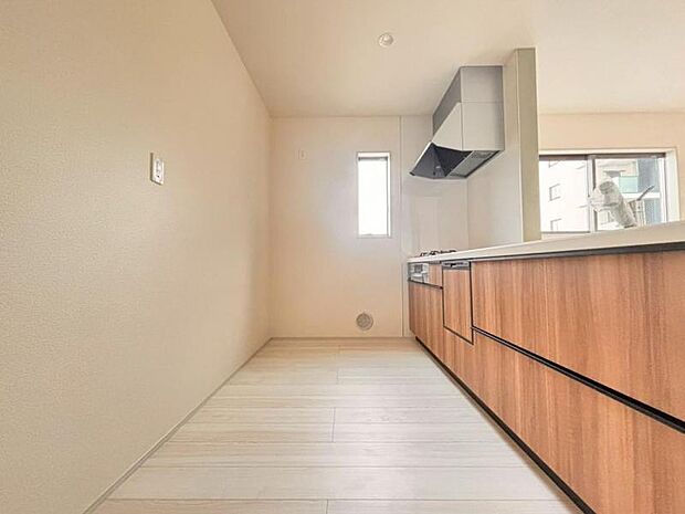 広々としたキッチンスペース。収納力のあるキッチンは料理が捗ります。カップボートや冷蔵庫を置いても十分なスペースができます。（2025.10.10撮影）