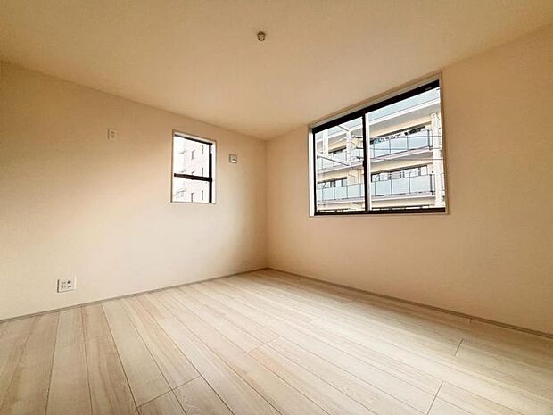 日々の疲れを癒してくれる主寝室。自由度が高いので家具のレイアウトでお好みの空間を創りだせます。（2025.10.10撮影）