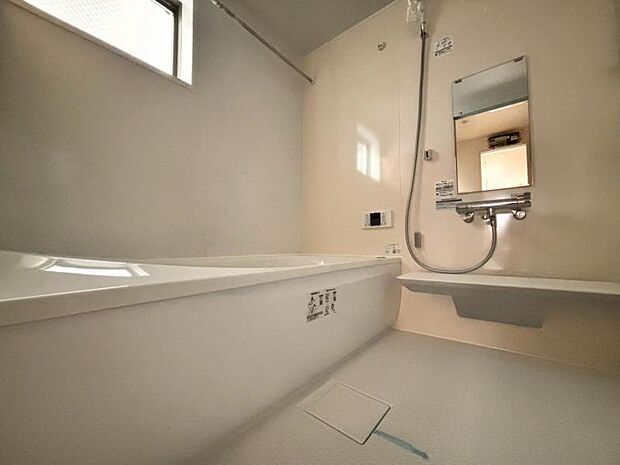 光に照らし出されたバスルーム。広い浴槽にゆっくりと身を沈め深く瞑想をすれば、また新たな活力が膨らんできます。（2025.10.10撮影）