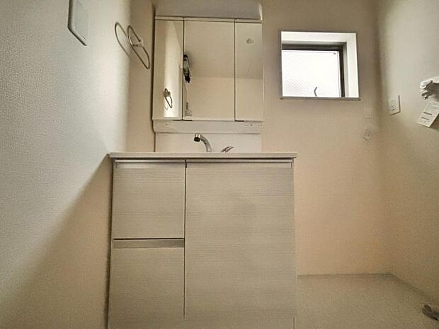 三面鏡の付いた洗面化粧台は、鏡面裏側にも機能的な収納を配置。普段使いの洗面小物やスキンケア用品などが衛生的に保管できます。（2025.10.10撮影）