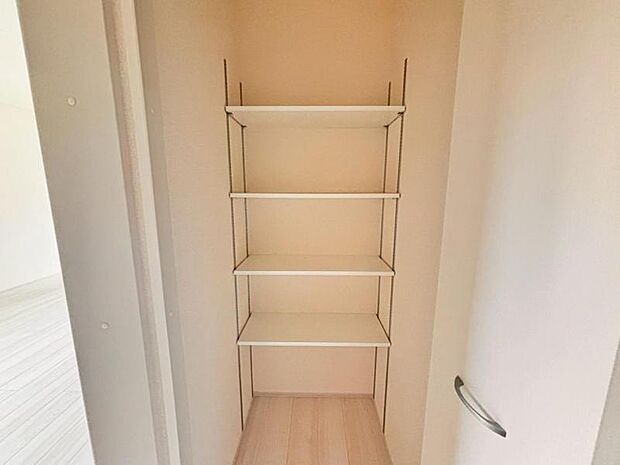 空間を効率的に利用し稼働棚の収納スペースを設置。多目的にお使いいただける便利な空間です。（2025.10.10撮影）