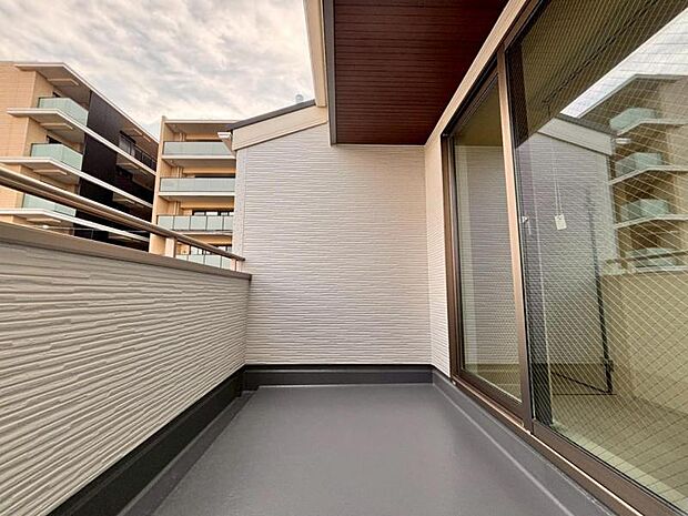 開放感のある眺望。陽光、風通しのよいワイドバルコニー。お洗濯物も乾かしやすいですね。（2025.10.10撮影）