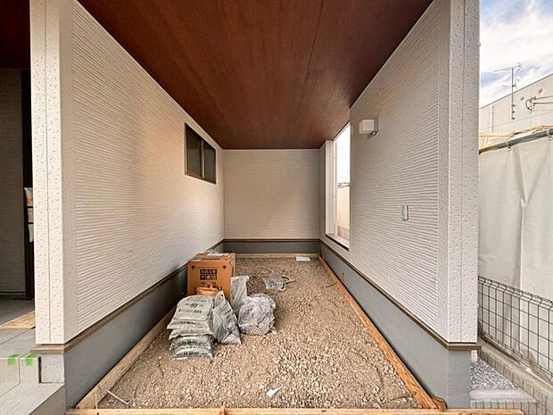 玄関につながる駐車スペースなので、重い荷物の出し入れの負担を最小限に抑えられます。（2025.10.10撮影）