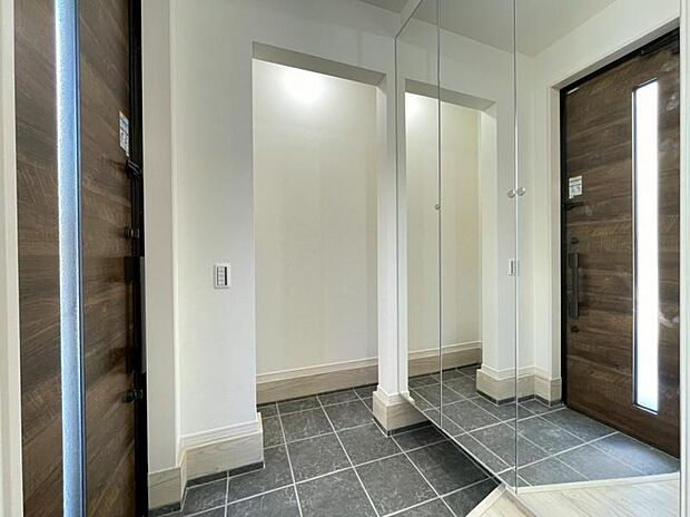 高いデザイン性を持つ玄関は、安らぎに満ちた生活空間を予感させてくれます。