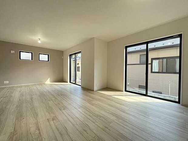 光と風があふれる開放的なリビングダイニングには、自然と家族みんなが集まってきます。