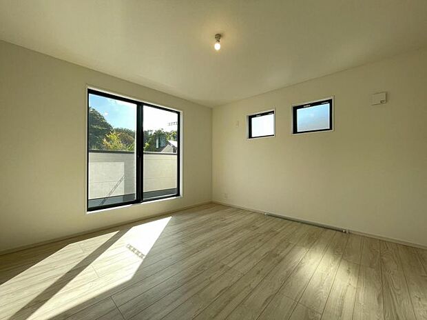 大きな窓からたっぷりと陽光が注がれる明るい空間。一日の疲れをいやしてくれる主寝室。時を忘れて過ごす場所として過ごせるお部屋です。