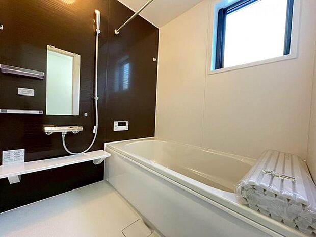 1坪タイプのゆったりとした浴室で寛ぎのお風呂時間を。雨のお洗濯に威力を発揮する「浴室換気乾燥機」完備。