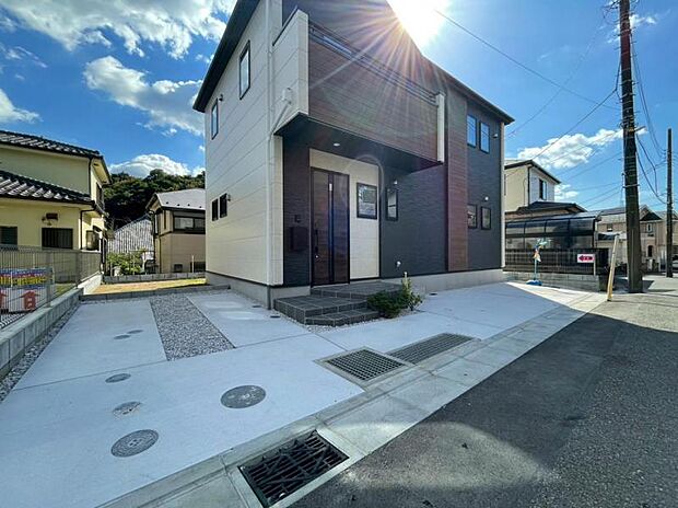 ご両親や友人・知人が訪ねてきても大丈夫。駐車スペース2台分（車種による）を確保してあります。