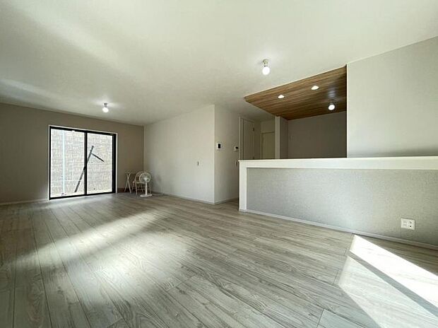 くつろげるリビングは話に夢中になりすぎて、ついつい時間を忘れてしまう。そんな束の間の幸せを感じさせてくれる場所です。