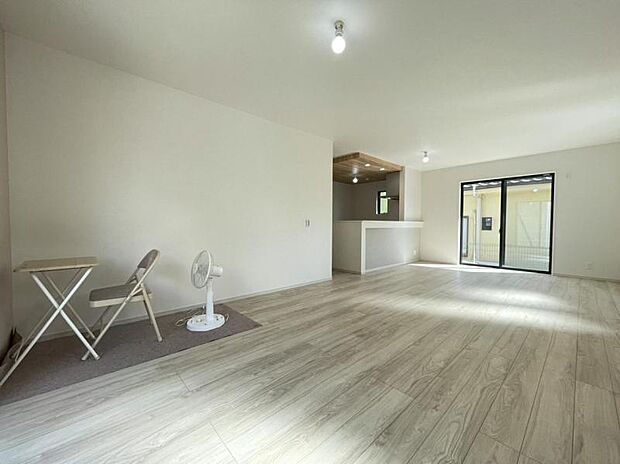 大きなソファを置いてゆったりとご生活頂けるリビング。家族が集まる場所だからこそゆったりとした空間を実現しています。