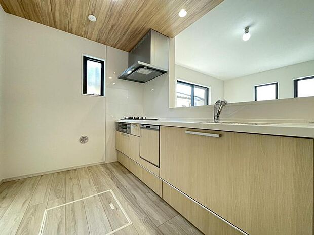 使いやすくスタイリッシュなキッチン空間には、忙しい奥様の視界も広がり、お子様の様子なども見ながら調理できるカウンターキッチンは開放的な空間を演出させます。