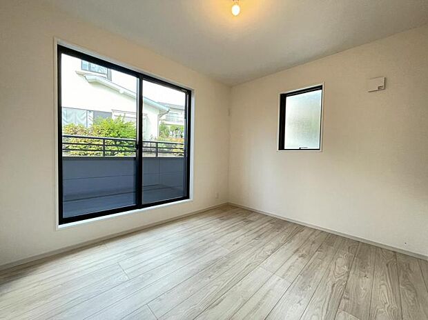 窓からたっぷりと陽光が注がれる、明るく快適なプライベート空間となっています。