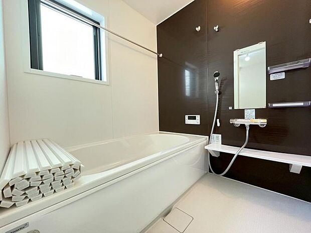 1坪タイプのゆったりとした浴室で寛ぎのお風呂時間を。雨のお洗濯に威力を発揮する「浴室換気乾燥機」完備。
