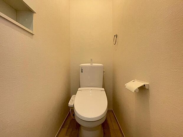 ウォシュレット付きのトイレ。落ち着いた空間で安らぎのひとときをお過ごしいただけます。