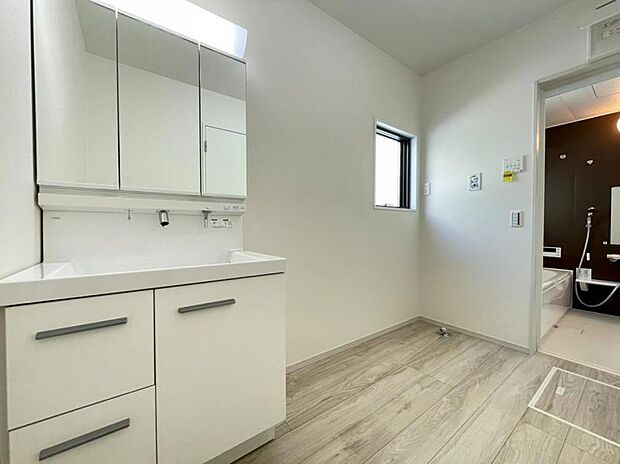 一日の始まりと終わりは洗面化粧台から。清潔感と機能性を備えたパウダールームです。