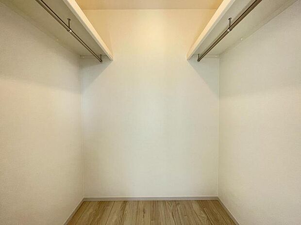 たくさんの洋服をかけることができる収納力と取り出しやすさが魅力のWIC。スーツケース、ストック品など何でも収納できる嬉しい空間です。