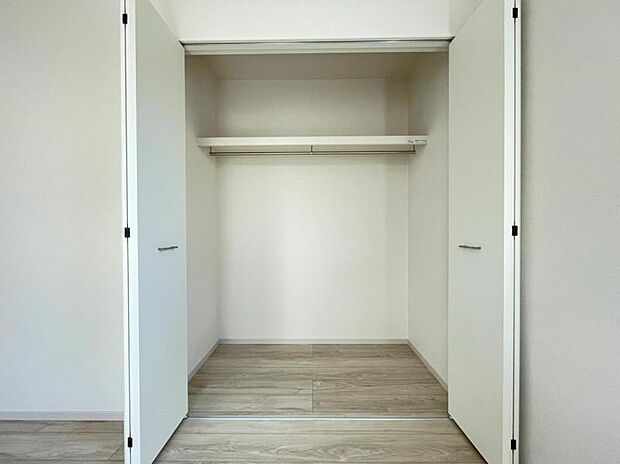 クローゼットには棚やハンガーパイプが付いており、スーツや上着などがスッキリ収納可能です。