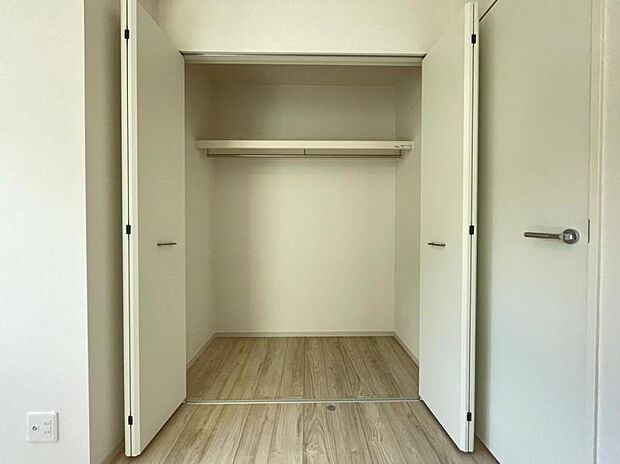 各居室にクローゼットがあり、洋服ダンスなどを置く必要がないのでお部屋を広く使えます。