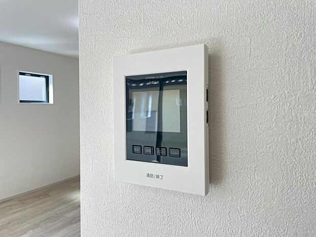 来訪者を鮮明な画像で確認できるTVモニター付インターホン。夜間や天候の悪い日もしっかりとチェック。特に奥様やお子様だけでの在宅が多いご家族は必需品です。録画機能付きなら後からも確認できます。