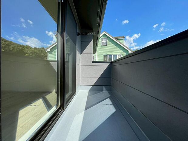 陽の光に照らされるバルコニーを、爽やかな涼風が吹き抜けていきます。