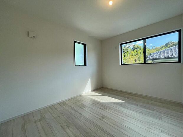 家族個々の安らぎの空間。誰もが好みで飾れるシンプルな室内に仕上げてあります。