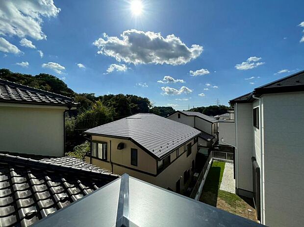 青いキャンパスに描かれた未来。この街に移り住み、この街で過ごす私たちの未来は、きっとこの雲のようにいろいろな形の幸せへと変わり、溢れるほど運んで来てくれることでしょう。