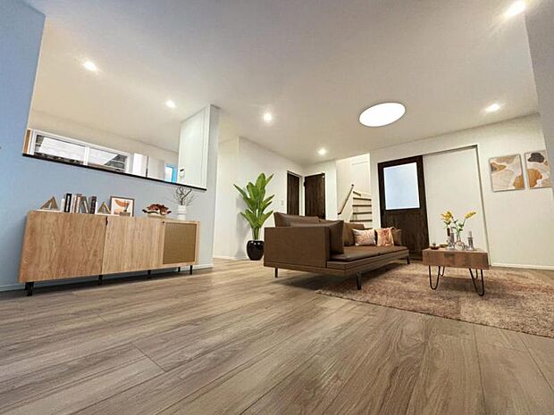 リビング（配置してある家具はCGによるイメージです）くつろげるリビングは話に夢中になりすぎて、ついつい時間を忘れてしまう。そんな束の間の幸せを感じさせてくれる場所です。