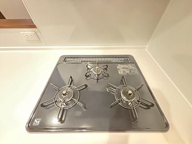 料理の幅を拡げてくれる三口コンロの使いやすいシステムキッチンを採用。