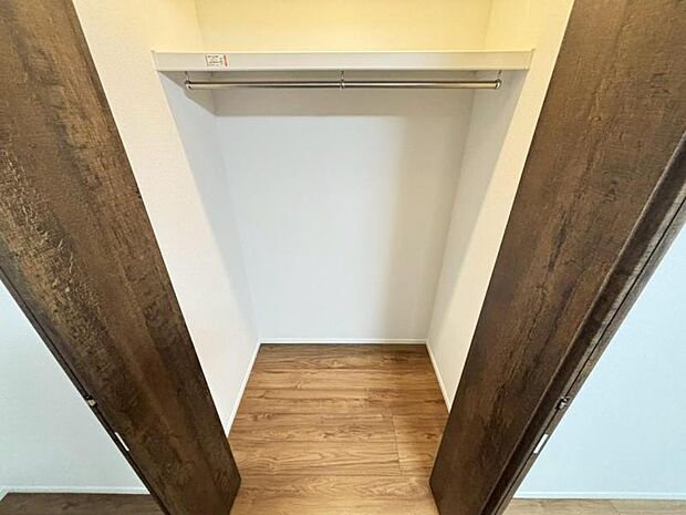 各居室にクローゼットがあり、洋服ダンスなどを置く必要がないのでお部屋を広く使えます。