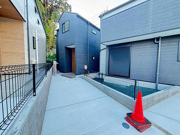 ご両親や友人・知人が訪ねてきても大丈夫。駐車スペース2台分（車種による）を確保してあります。