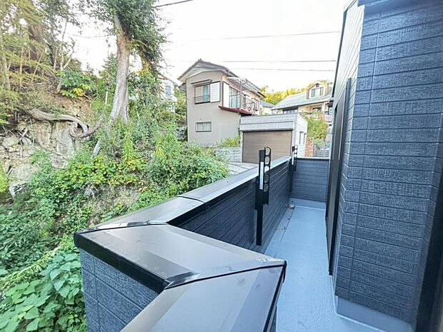 風の通り道。舞い込んでくる風が優しく躍り、室内に爽やかな空気を運んでくる。そこに季節の息吹を感じて、いまがどんな季節なのかを実感する。