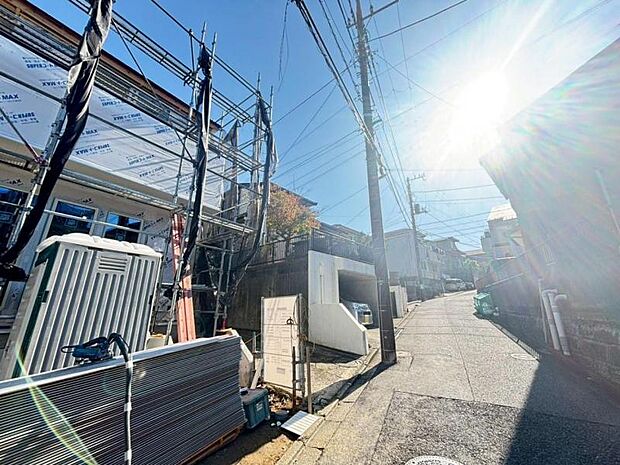 前面道路は約4mございますので、毎日のお車の出し入れもストレスなく行えます。(2025.11.7撮影)