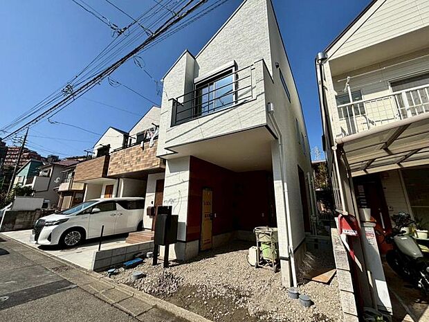 街に溶けこみ美しい景観を生み出すこの邸宅は、採光や風通しまで考え抜いて造りあげました。(2026.2.23撮影)